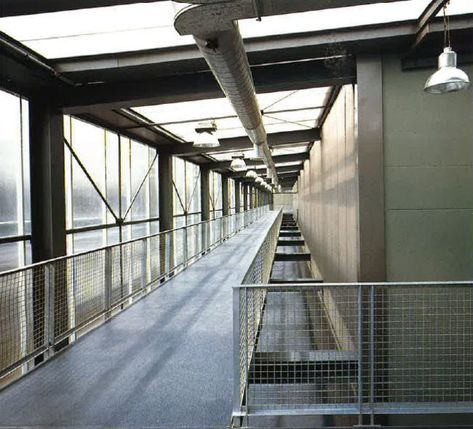 Passerelle de la galerie : Extension d'un centre sportif, Philippe Gazeau, Paris, Équerre d’argent 2000 / lauréat Stairs, Paris, Architecture, Home Decor, Home Décor