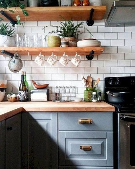 10 Ways for Organizing Your Kitchen Space | L'Essenziale Kitchen Open Shelving Ideas, Organiser Cucina, Trendy Kitchen Tile, Shelving Ideas, Kitchen Open, Kitchen Corner, Dark Kitchen Cabinets, Grey Kitchens, Kitchen Tiles Backsplash