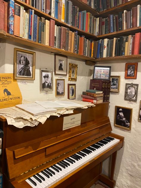 Shakespeare And Co, Shakespeare And Company Paris, Shakespeare And Company, Piano Room, Bookstore, Dream Life, Paris France, Light In The Dark, Book Lovers