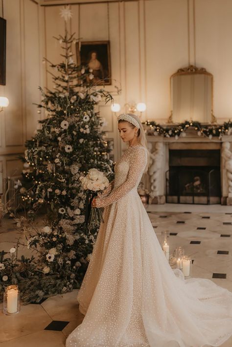 Wedding Color Schemes Winter, Christmas Wedding Inspiration, Sparkly Wedding Dress, Winter Wedding Colors, Winter Wedding Decorations, Sparkly Wedding, Rock My Wedding, Bridal Dress Design, Wedding Forward