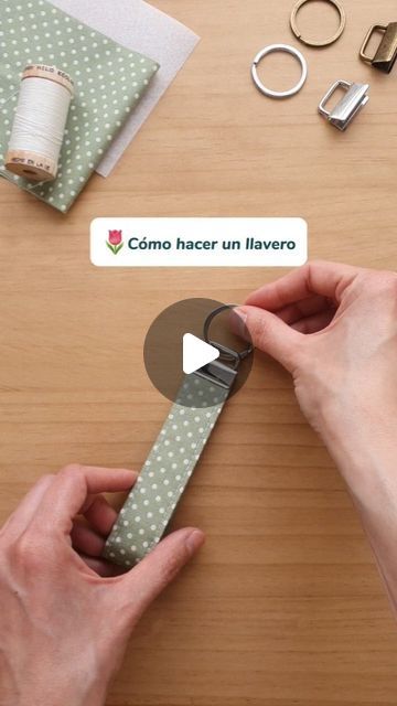 Olga Ximénez | Tulipatch - Tienda de Patchwork on Instagram: "Sígueme en @tulipatch_com🌷  Crear unos llaveros es muy sencillo y es algo perfecto para regalar o vender💝  En este vídeo te enseño cómo hacerlo. Y luego tú puedes personalizarlos como quieras🧵✂️  Espero que te guste este proyecto. Cuéntame si haces alguno😊  🌷Los materiales que he utilizado son:  - 1 Llavero abrazadera  - 1 Tela de patchwork  - Friselina termoadhesiva 1 cara - Cúter rotativo o Tijeras - Rodillo para planchar costuras - Máquina de coser - Plancha mini y Base de planchado   🌷Sí te falta alguna cosita escríbeme "llavero" y te paso el enlace donde puedes conseguirlo.  ⭐Sígueme en @tulipatch_com y descubre más ideas de patchwork y costura creativa   ¡Y Feliz Costura!🧵✨️  🌷Tienda online: www.tulipatch.com  Tlfn Pet Accessories Ideas, Instagram S, Pet Accessories, Purses And Bags, On Instagram, Tela, Patchwork