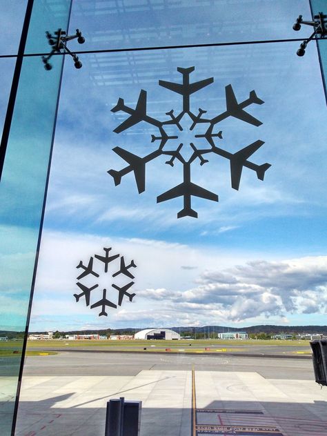 Airport Christmas, Decoracion Navidad Diy, Craft Ideas For Beginners, Paper Snowflake Template, Paper Snowflakes Diy, Airplane Crafts, Airplane Decor, Paper Craft Ideas, Beginner Art