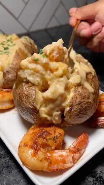 Stuffed Baked Potato, Stuffed Baked Potatoes, Creamy Garlic Sauce, Baked Potato Recipes, Diner Recept, Not In The Mood, Soul Food Dinner, Shrimp Recipes Easy, Baked Potatoes