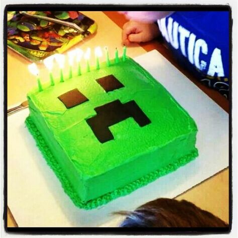 Super simple but cute.jaden would love this for his actual birthdate cake at home. Minecraft Creeper Cake, Pastel Minecraft, Creeper Cake, Minecraft Birthday Cake, Easy Minecraft Cake, Minecraft Birthday Party, Birthday Party Crafts, Minecraft Cake, Minecraft Birthday