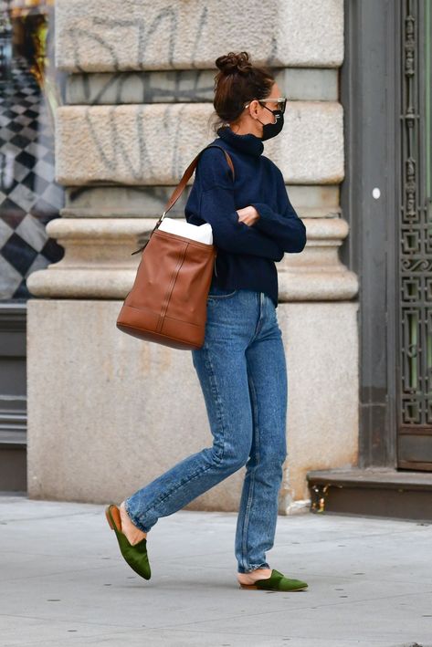 Katie Holmes Can’t Stop Wearing These Fall Flats | Vogue Katie Holmes 2023, Katie Holmes Outfits, Katie Holmes Style, Fall Flats, Style Inspiration Casual, Checked Blazer, Katie Holmes, Casual Chic, Casual Style