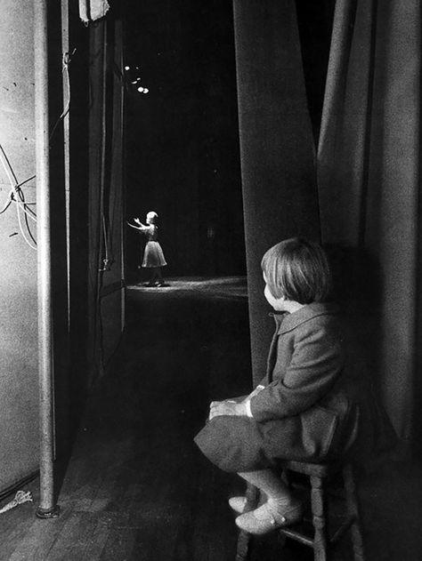 The Story Behind That Striking Carrie Fisher and Debbie Reynolds Photograph - "Her daughter was really mesmerized by her mother always." Debbie Reynolds Carrie Fisher, Waiting In The Wings, Debbie Reynolds, I'm With The Band, Las Vegas Hotels, Carrie Fisher, Photo Vintage, Photo Story, Weimaraner