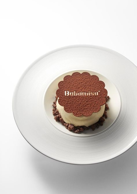 Tiramisu Plated Dessert, Cheesecake Plated Dessert, Tiramisu Decoration Ideas, Tiramisu Plating Ideas, Fancy Tiramisu, Pastry Plating, Dessert Plate Decoration, Bakery Pantry, Elegant Bakery