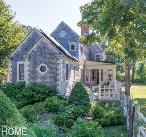 House Tour: Charming Cape Cod on the Water Cape Cod Cottage, Shingle House, New England Home, Cape Cod House, New England Homes, Charming House, Exterior Details, Beach Cottage Style, Home Magazine