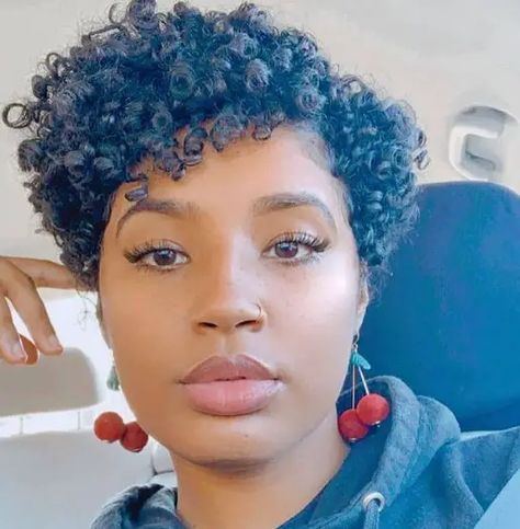 Short Black Natural Hairstyles, Natural Hair Haircuts, Short Hairstyles For Black Women, Short Natural Haircuts, Cabello Afro Natural, Black Women Short Hairstyles, Short Natural Curly Hair, Twa Hairstyles, Tapered Natural Hair