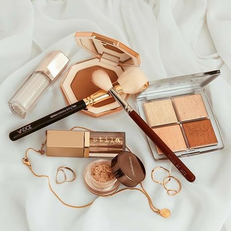 Grunge Makeup Products, Makeup Flatlay, Makeup Layout, Flatlay Makeup, Photo Makeup, Makeup Obsession, Luxury Makeup, Grunge Makeup, Makeup Pictures