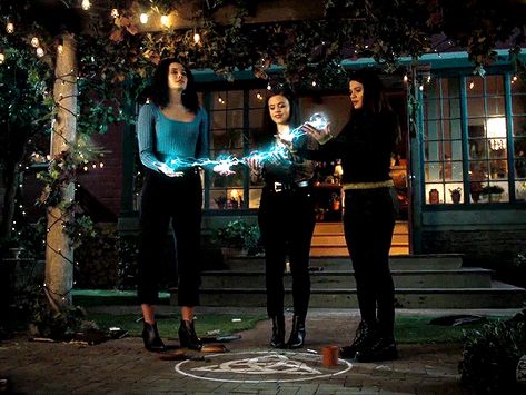 Charmed Gif Magic, Madeline Mantock, Charmed Symbol, Charmed Aesthetic, Maggie Vera, Madeleine Mantock, Charmed 2018, The Charmed Ones, Hande Erçel Gif