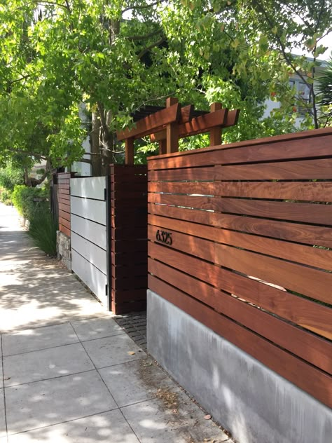 Wood, metal and concrete fence Fence Concrete, Cheap Privacy Fence, Fence Metal, Diy Privacy Fence, Wood Fence Design, Cement Patio, Modern Fence Design, Concrete Patios, Privacy Fence Designs