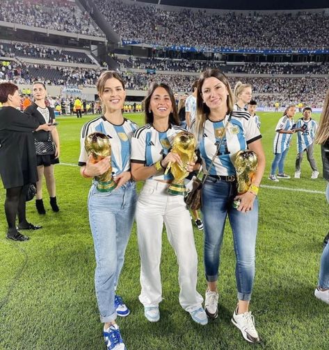 Soccer Game Outfits, Jerseys Outfit, Messi And Wife, Messi Shirt, Antonella Roccuzzo, Footballers Wives, Football Jersey Outfit, Messi Soccer, Football Wags