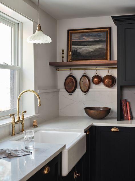 The Georgian Era Bridge Faucet in unlacquered brass by Perrin & Rowe and the ever-favorite brass hanging rail by Devol Kitchens create a feeling of timelessness and charm. Georgian Townhouse Kitchen, Rod Above Stove, Hanging Rail Kitchen, Brass Pot Rail, Brass Hanging Rail, Kitchen Devol, Modern Cottage Interior, Georgian Kitchen, British Kitchen