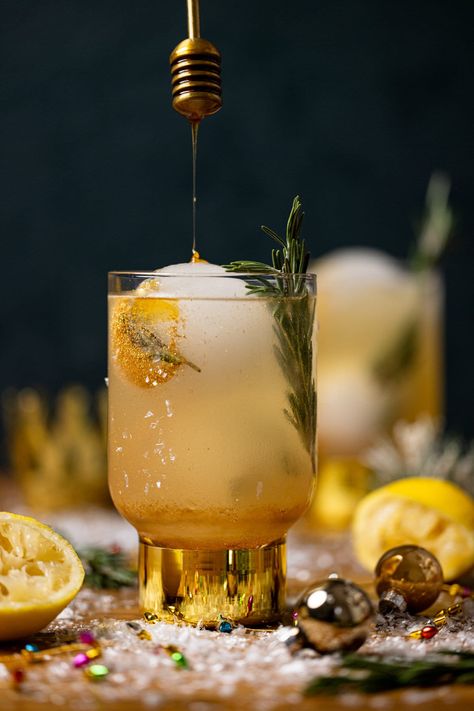 Fancy Hot Honey Lemon Mocktail | Simple Healthy Recipes, Complex Flavors | Orchids + Sweet Tea Honey Bee Drink, Honey Tasting Party, Hot Non Alcoholic Drinks, Pretty Mocktail Recipe, Fancy Drinks Nonalcoholic, Functional Mocktails, Herbal Mocktails, Fancy Lemonade, Baby Shower Mocktails