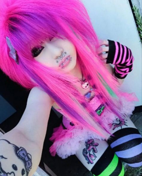 Scene Kid Fashion, Scene Girl Fashion, Scene Pfp, Aesthetic Whimsical, Whimsical Grunge, Emo Scene Girls, 2000s Scene, Scene Makeup, Scene Aesthetic