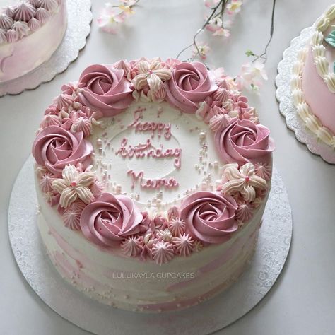 Valentine’s Day Cake Decorating, Cute Flower Cake Ideas, Mom Birthday Cake Ideas, Mom Birthday Party Ideas, Flower On Cake, Birthday Cake Ideas For Mom, Birthday Cake Mom, Birthday Cake Flowers, 60 Cake