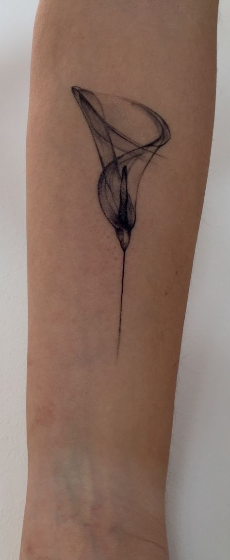 Calla Lily Tattoo, Bow Tattoo Designs, Lillies Tattoo, Lily Tattoo Design, Simple Tattoos For Women, Lily Tattoo, Tattoo Black, Tattoo Feminina, White Tattoo