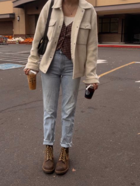 Cozy Fall Outfits Jeans, Brown Dms Outfit, How To Style Brown Dr Martens, Styling Brown Dr Martens, Brown Dr Martens Boots Outfit, Brown Oxford Doc Martens Outfit, Doc Martens Granola Outfit, Brown Work Boots Outfit, Dr Martens Brown Boots Outfit