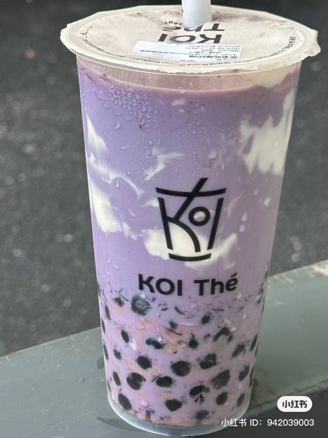 Soft Drinks Recipes, Big Snacks, Purple Drinks, Restaurant Drinks, Bubble Tea Boba, Colorful Drinks, Food Hub, Bubble Milk Tea, Sweet Drinks