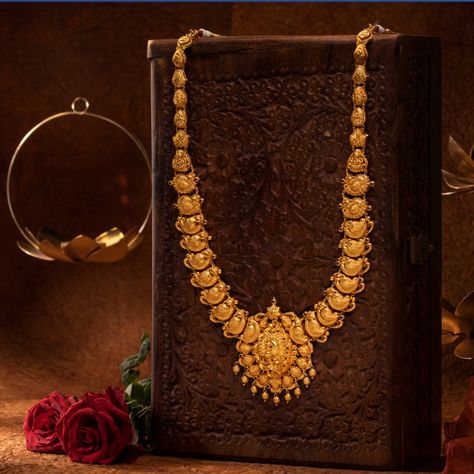 We highlight our culture and regard our tradition utmost with specially handcrafted jewel-pieces. Satyam Jewellers embraces the 'Sanskruti' of Maharashtra with its new and fine wedding designer jewellery collection. Experience a sense of belonging! Contact Us - 89830 88880 https://www.satyamjewelers.com/ #oldisgold #offer #100percentbuyback #shopnow #sanskriti #wedding #weddingjewellery #weddingjewelleryset #weddingcollection #bride #bridegroom #latestcollection #NewLaunch Bride Jewellery Photography, Traditional Jewellery Design, Diwali Jewellery Photography, Indian Jewellery Photography, Jewelery Shoot, Jewellery Poster, Vummidi Bangaru Jewellers, Jewellery Ads, Jewelry Shoot