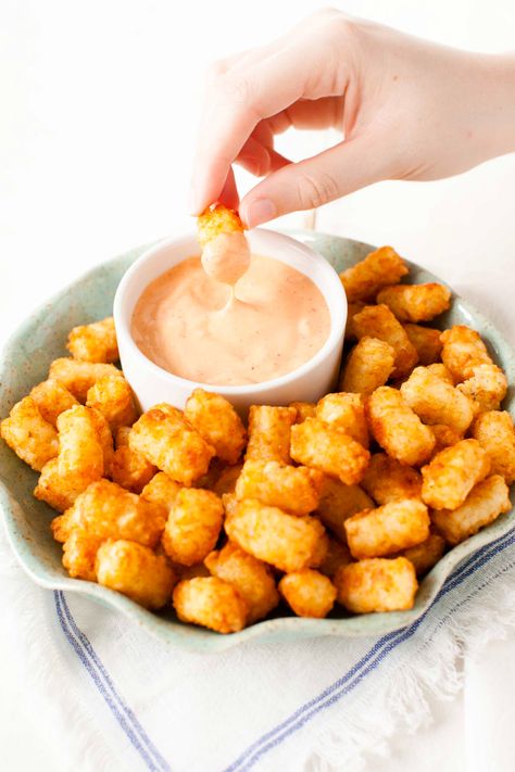 3 Simple Ways to Serve Tater Tots Tator Tot Recipe, Tater Tot Appetizers, Loaded Tater Tots, Easy Tater Tots, Weekend Snacks, Tater Tot Recipes, Tator Tots, Appetizers Easy Finger Food, Finger Foods Easy