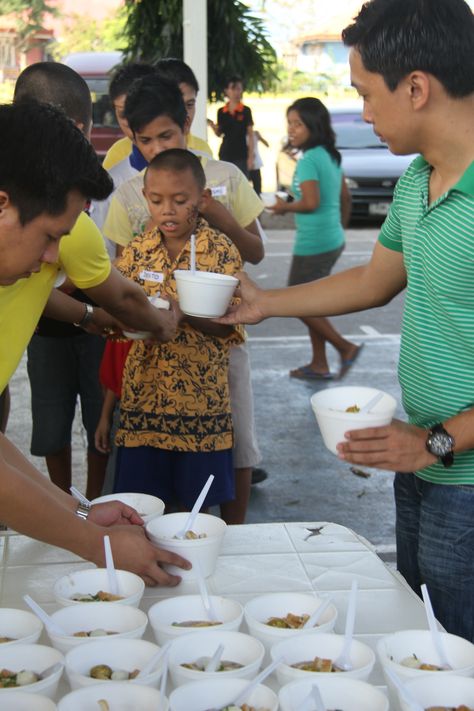 Feeding Program in Manila... Lunch is Served!!! Community Outreach Ideas, Fccla Projects, Soulful Christmas, Galatians 6 2, Christmas Reflections, Feeding Program, Ji Chang Wook Smile, Humanitarian Work, Dream Goals