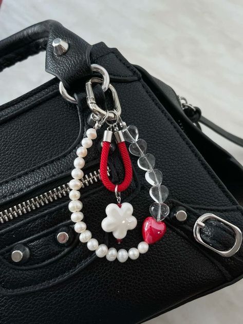 Bag Keychain Diy, Bag Charms Diy, Bag Accessories Keychain, Diy Bag Charm, Keychain Strap, Diy Pearl Necklace, Bag Jewelry, Bead Charms Diy, Handmade Jewelry Tutorials