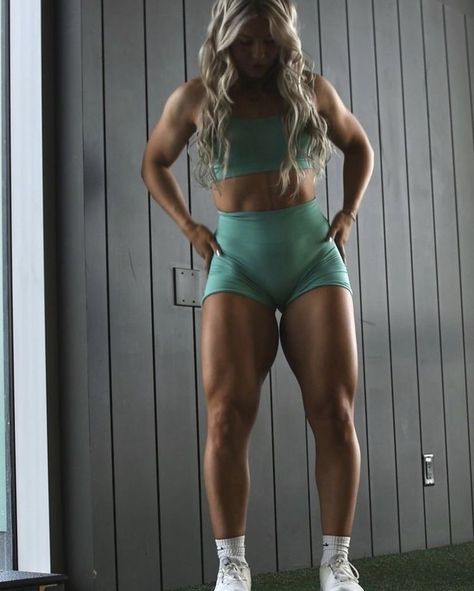 Quads Women Aesthetic, Strong Quads Women, Women Muscles, Gym Rat Aesthetic, Muscle Mami, Muscle Mommy, Fitness Vision Board, Gym Workout Outfits, Gym Inspo