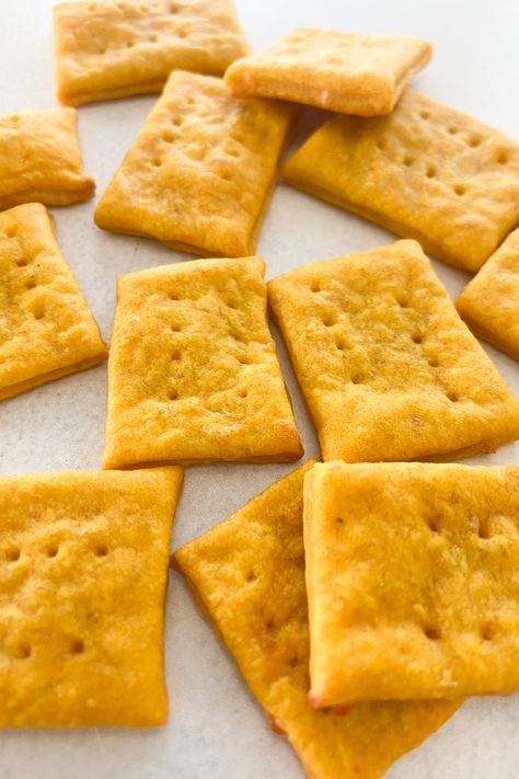 Pumpkin Crackers Pumpkin Recipes For Toddlers, Snack To Make, Pumpkin Snack, Healthy Crackers, Homemade Crackers, Baby Led Weaning Recipes, Weaning Recipes, Baby Snacks, Cracker Recipes