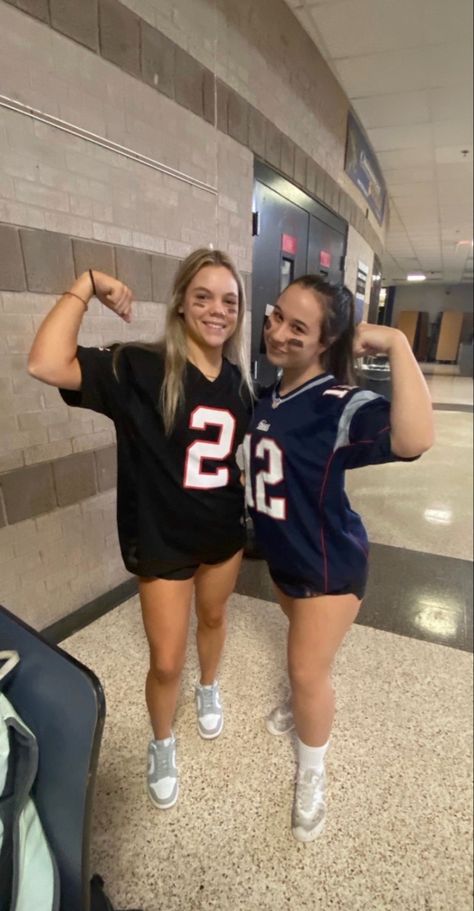 Jersey Halloween Costumes, Football Player Costume Girl, Halloween School Costumes, Football Player Halloween Costume Girl, Football Halloween Costume For Women, Soccer Player Halloween Costume, Volleyball Costume, Halloween Costumes Football, Fnl Fits