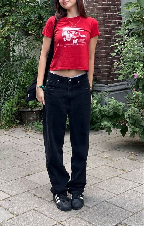 Red Shirt Outfit Aesthetic, Black Jeans Baggy, Fit Nyc, Date Night Outfit Casual, Outfit Style Inspiration, Y2k Trends, Beachy Outfit, Concert Vibes, Shirt Outfit Summer