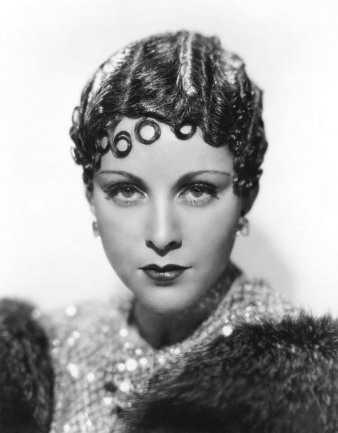 1920's The Kiss Curl--queens of vintage's Esther Ralston, 1920 Hairstyles, 1920s Womens Hairstyles, 1920 Hair, Hairstyles 1920, 20s Hair, Flapper Girls, Trendy We Fryzurach, 1920s Women