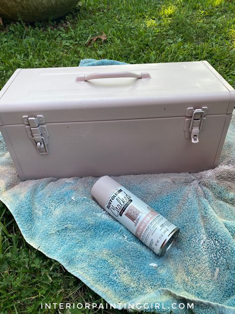 Upcycling a Toolbox Old Tool Boxes Repurposed, Old Tool Box Decor Ideas, Old Suitcase Ideas Repurposed, Trunk Upcycle, Organized Tools, Suitcase Art, Toolbox Ideas, Spray Chalk, Circle Ideas