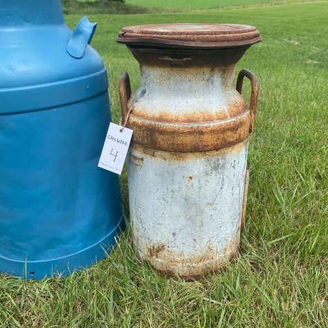 Rustic Front Porch Decor, Antique Milk Jug, Painted Milk Cans, Rustic Front Porch, Front Porch Garden, Old Milk Cans, Industrial Farmhouse Decor, Vintage Milk Can, Backyard Area