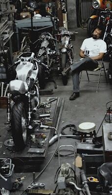 👤 Man Garage, Motorcycle Workshop, Motos Vintage, Cool Garages, Cafe Bike, Motorcycle Shop, Motorcycle Garage, Keep It Cool, Mv Agusta