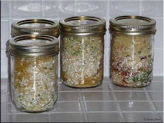 Rice-A-Roni Clone Mix:  In each jar...1/2 cup rice, 1/4 cup vermicelli,1 tsp. dried onion flakes, ¼ tsp. paprika, 1 tsp. dried sweet peppers(powdered), 1/2 tsp. granulated sugar, 1/2 tsp. garlic powder, 1/2 tsp. onion powder, 1 tsp. tomato 1/8 tsp. cayenne. Seal with Foodsaver or oxygen absorber into 500ml jars. To make...brown contents of jar with 2 Tbsp. butter, add 2-1/4 cups water or stock, simmer 15-20 minutes. Homemade Rice A Roni, Homemade Dry Mixes, Rice A Roni, Jar Meals, Diy Mixes, Cooking Rice, Copy Cats, Dry Mixes, Homemade Pantry