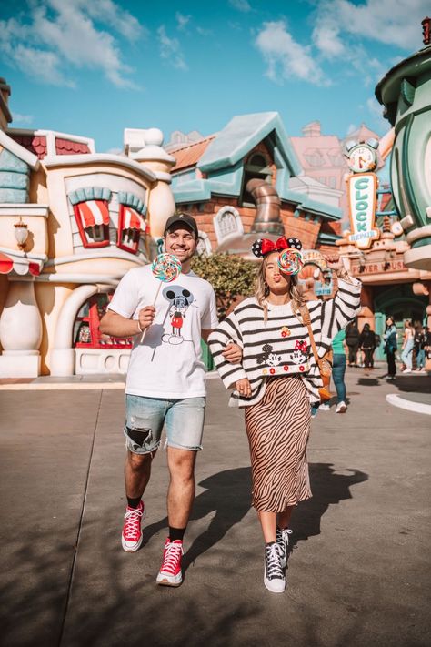 Couple Disney Bound, Disney Outfits Couples, Couples Disney Outfits, Disney Couple Photos, Disneyland Couples Outfits, Friends At Disneyland, Disneyland Couples Pictures, Disneyland Proposal, Hongkong Outfit