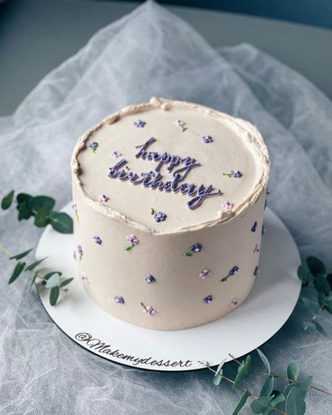 One Color Cake Decoration, 19th Birthday Cake For Her, Simple Aesthetic Birthday Cakes, Minimalist Cake Design, Minimalist Birthday Cake, Pasteles Aesthetic, Tårta Design, Birthday Cake Inspiration, 19th Birthday Cakes