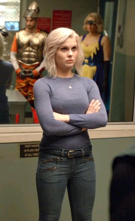 Rose McIver in iZombie S2E09 Rose Mciver, I Zombie, Series Characters, Girl Superhero, Cillian Murphy, Girl Crush, Beautiful Woman, Zombie, Movie Tv