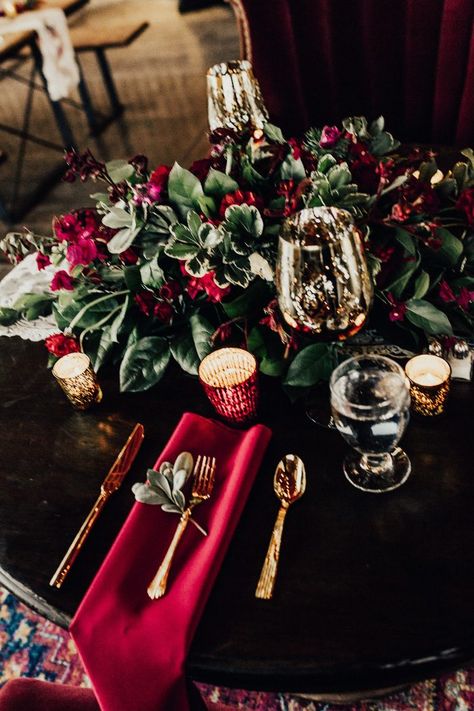 Black And Red Boho Wedding, Dark Red Wedding Table Decorations, Dark Green Wedding Table, Red And Gold Fall Wedding Table Settings, Red And Gold Spring Wedding, Deep Red Wedding Reception, Spanish Vibes, Spanish Table, Vibrant Decor