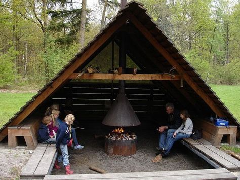 Primitive Houses, Casa Hobbit, Outdoor Shelters, Survival Shelter, Backyard Fire, Tiny House Cabin, Small Cabin, Outdoor Fire, Outdoor Fireplace