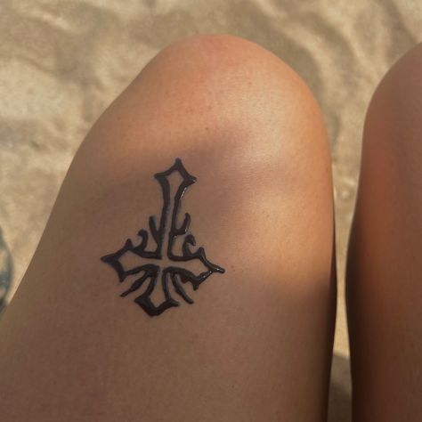 Grunge Henna Tattoo, Drawing Ideas On Hand Easy, Cross Henna Tattoo, Hannah Tattoo Ideas, Simply Henna Design, Henna Cross Designs, Tattoo Ideas For Men Easy, Simple Henna Tattoo Ideas, Cross Henna Designs