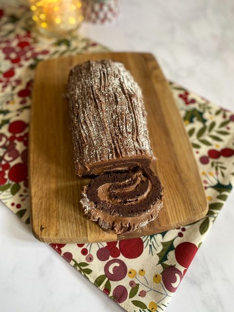 Gluten Free Yule Log Cake, Gluten Free Yule Log, Dairy Free Christmas, Flourless Cake Recipes, Dairy Free Buttercream, Yule Log Recipe, Perfect Christmas Dessert, Chocolate Log, Gluten Free Holiday Recipes