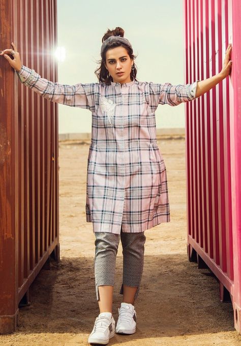 College Dress, Eastern Fashion, Stylish Kurtis Design, Casual Frocks, Iqra Aziz, Simple Kurta Designs, Pakistani Fashion Casual, Pakistani Celebrities, Stylish Short Dresses