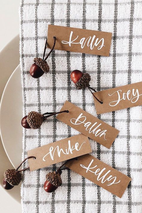 Fall Place Cards, Thanksgiving Name Cards, Diy Place Settings, Table Name Card, Gold Place Cards, Easy Diy Thanksgiving, Diy Place Cards, Place Setting Cards, Place Settings Thanksgiving