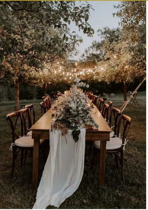 Backyard Southern Wedding, Wedding Small Intimate, Wedding Lunch Decoration, Large Wedding Table Layout, Intimate Micro Wedding Ideas, Small Cottage Wedding Ideas, Vermont Backyard Wedding, Intimate Cottage Wedding, Small Vermont Wedding