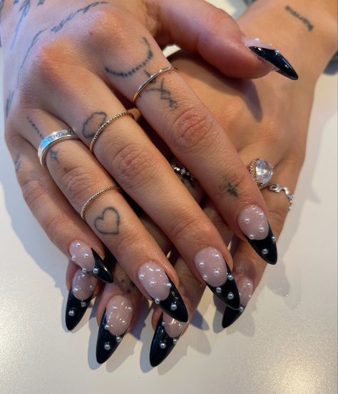 Black Nails Pearls, Elegant Black Nails Prom, Pearl Nails Black, Black And Pearl Nails, Black Nails With Pearls, Black Pearl Nails, Black Almond Nails, Bubble Nails, Black French Tips