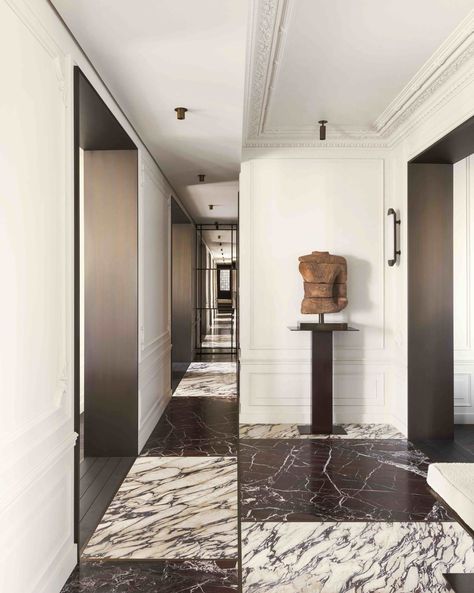 Felix Millory, Residential Entrance, Hallway Seating, Classic Hotel, Bold Decor, Manhattan Apartment, The World Of Interiors, Abdul Kalam, White Chic