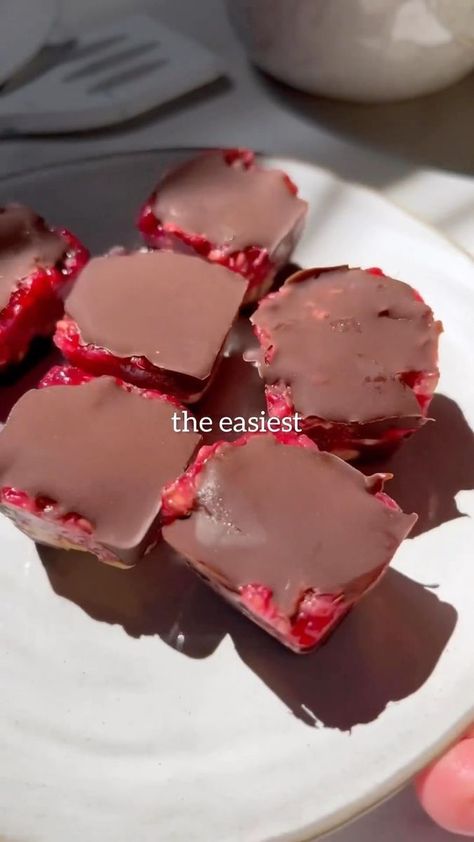 PB & J Bites Recipe👇 Ingredients: - chocolate - peanut butter - peanuts - raspberries Instructions: - Melt the chocolate - Line the ice cube tray with it on the bottom - Add on top peanut butter - Add peanuts on top - Add mashed raspberries on top of that - Drizzle with chocolate - Freeze for 20 mins, then pop them out Enjoy! Save this so you can refer back later! 📌 Credit to @behindthesnack for this delicious recipe. Follow @health.on.orion to learn more about health and nutrition and get Chocolate Line, Dessert Bar Wedding, Chocolate Bites, Dessert Plating, Dessert Pizza, Indian Dessert Recipes, Peanut Butter Jelly, Healthy Sweets Recipes, Dessert Bread